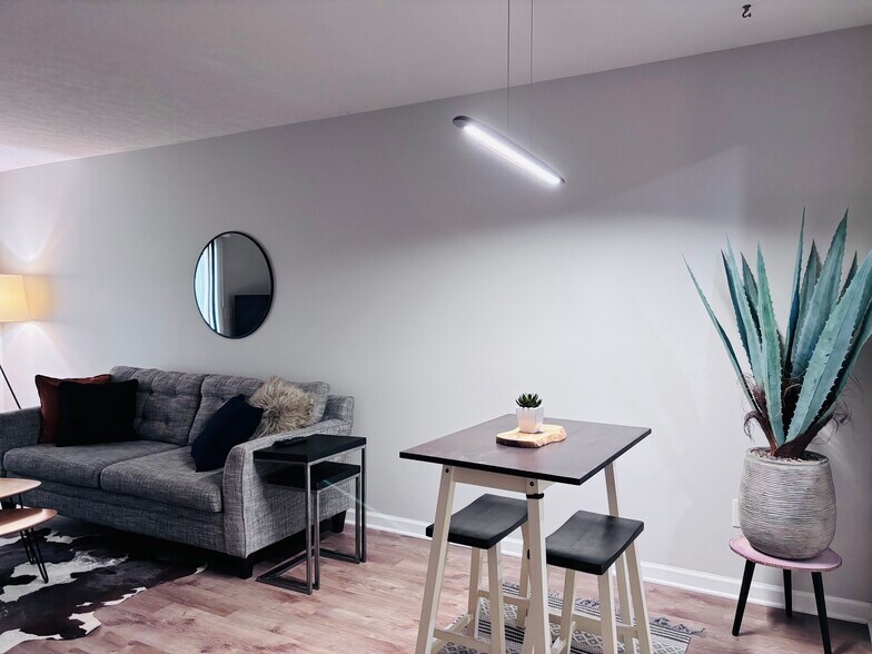 Building Photo - 551 Courtwood Ln