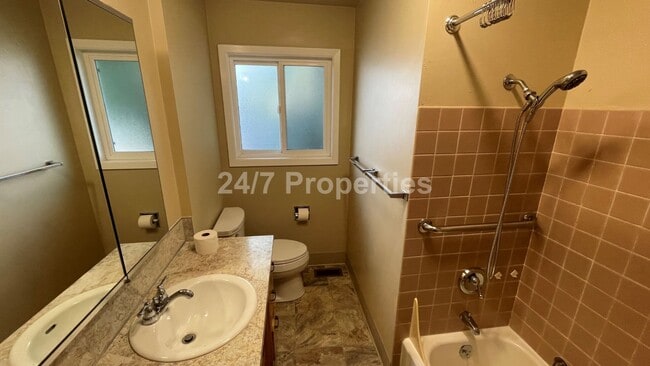 Building Photo - Spacious 4BD I 2BA Home w/ Separate Living...