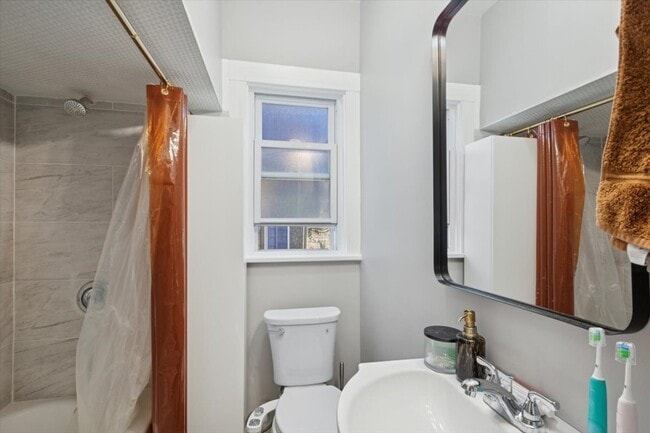 Building Photo - 2144 W Montrose Ave