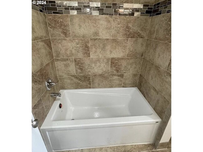 Building Photo - Bright and Airy Home with Stainless Steel Kitchen, Vaulted Ceilings & Washer + Dryer