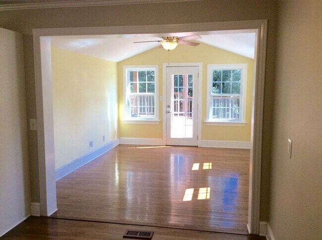 Building Photo - OAK CREST