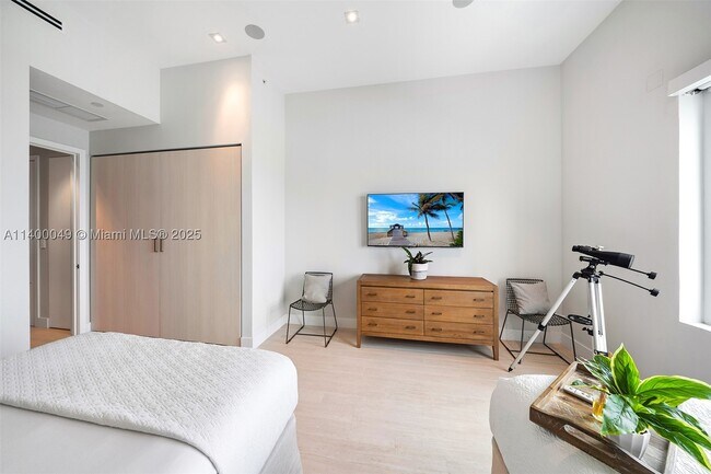 Building Photo - 2301 Collins Ave