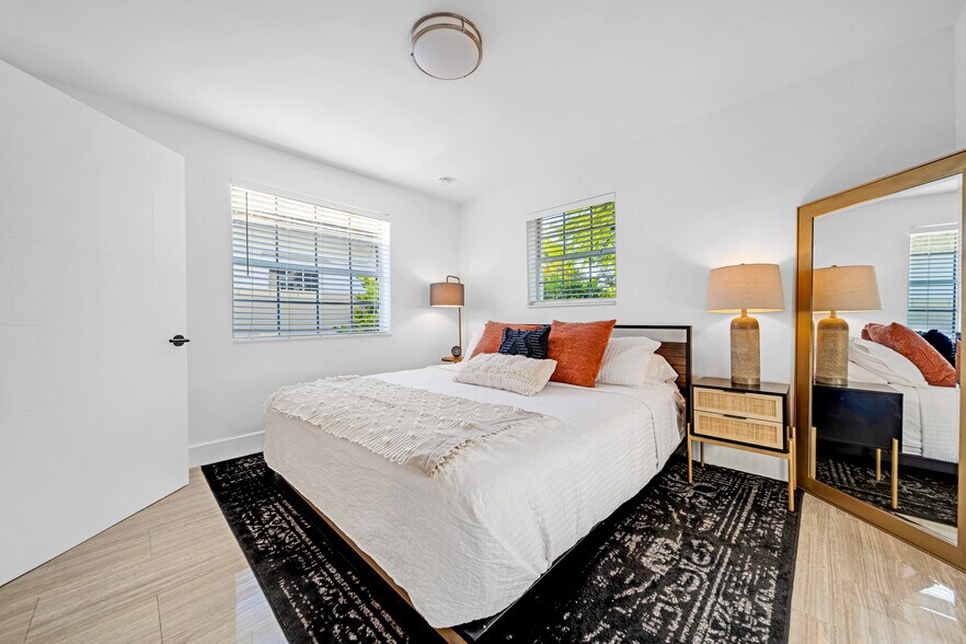 Building Photo - 1800 SW 5th Ave