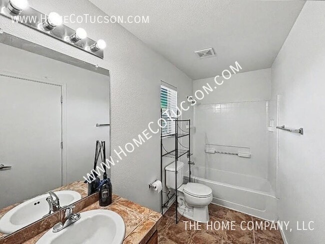 Building Photo - 2708 N Saramano Ln