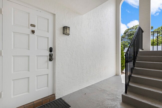 Building Photo - 5800 Hollywood Blvd