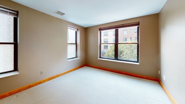 Building Photo - Kalorama Two Bedroom/Two Bathroom on Quiet Street-Updated Steam Shower, Washer/Dryer In Unit, & M...