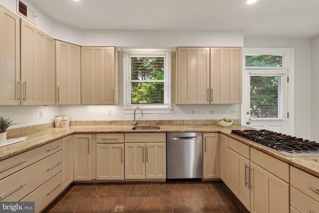 Building Photo - 5430 Chevy Chase Pkwy NW