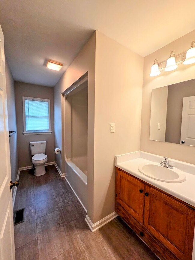 Building Photo - 3 Bedroom Brick Home Easley, SC