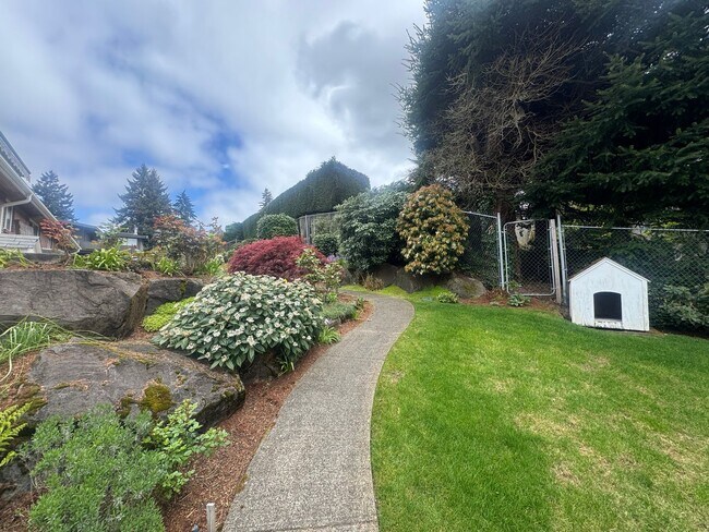 Building Photo - Stunning Three Bedroom With Amazing Views!
