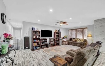 Building Photo - 204 Thunder St