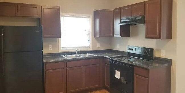 Building Photo - 3 Bedroom Downtown!