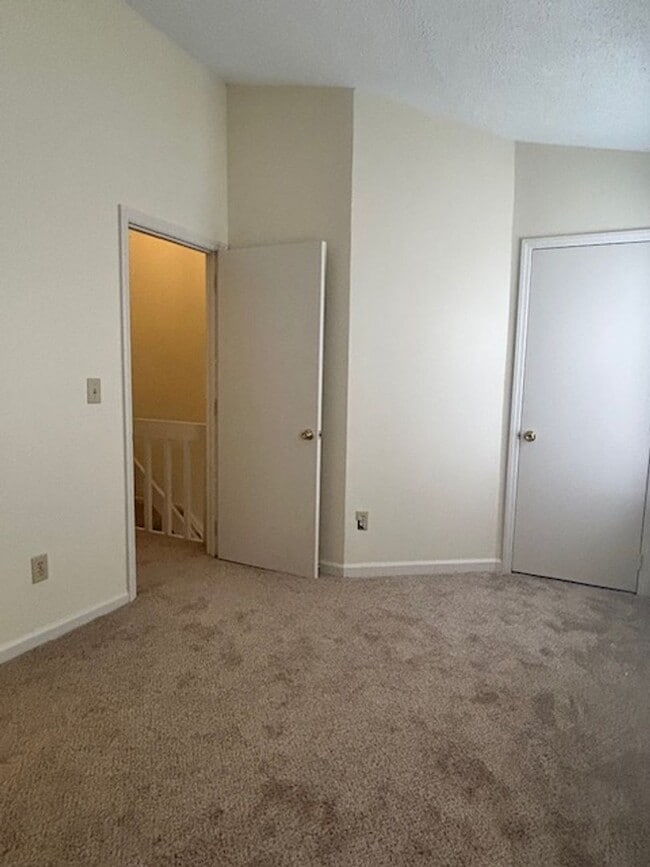 Building Photo - Coming Soon! 2 Bedroom Townhome!