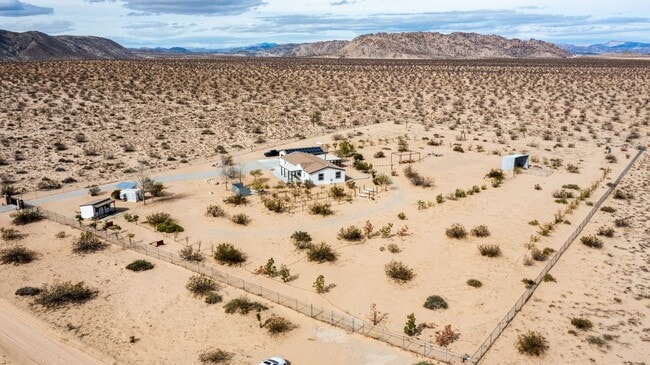 Building Photo - Beautiful 5 Bedroom 4 Bathroom with AMAZING VIEWS!!