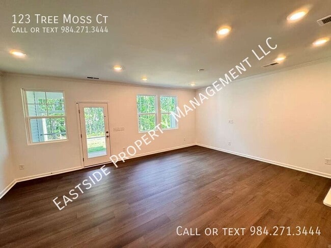 Building Photo - 123 Tree Moss Ct