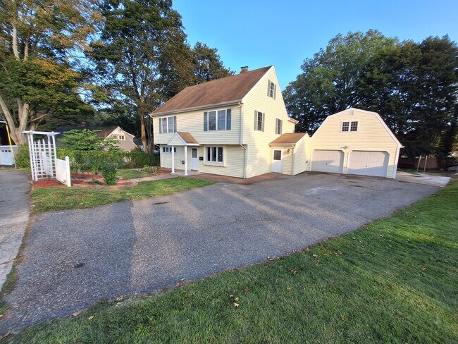 Building Photo - 132 Wepawaug Dr