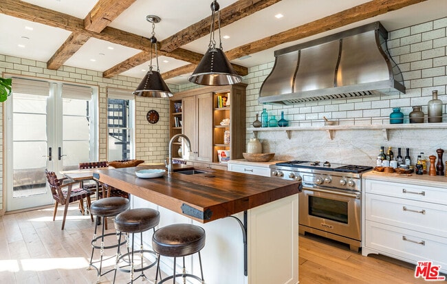 Building Photo - 127 Hollister Ave