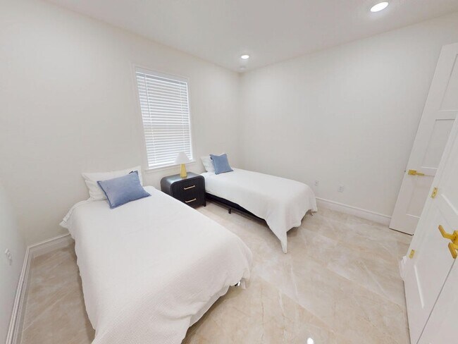 Building Photo - 409 SW Bradshaw Cir