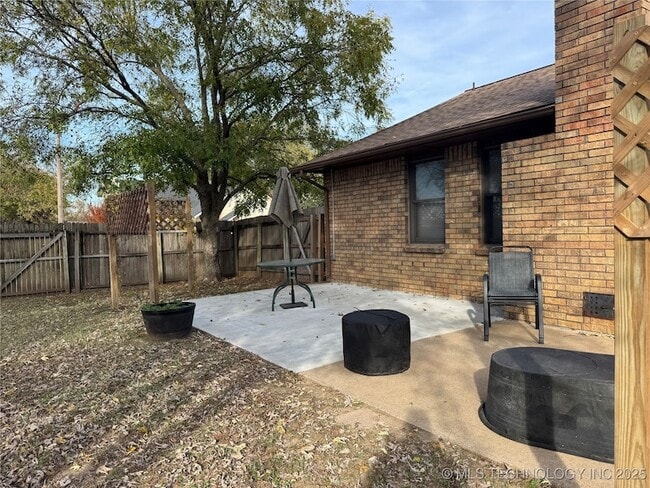 Building Photo - 14518 S Maple Ave