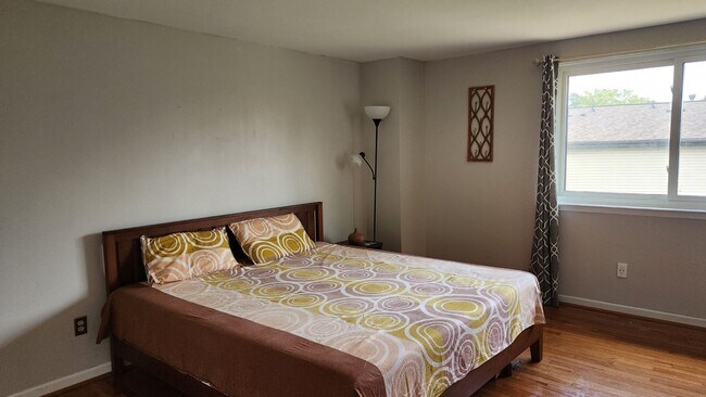 Building Photo - Spacious 3 bedroom Condo near Northville d...