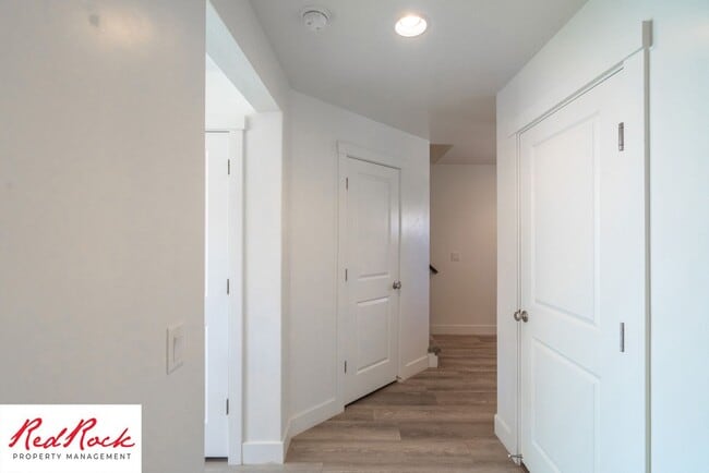 Building Photo - 4 Bed/2.5 Bath Townhome in Desert Bluff!