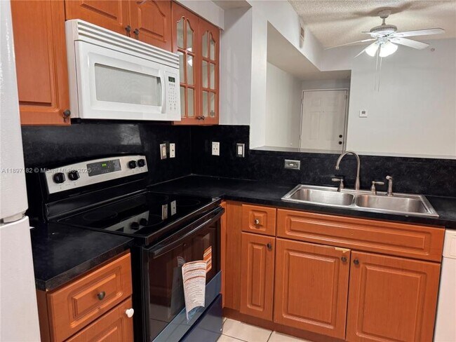 Building Photo - 3 bedroom in Miramar FL 33025