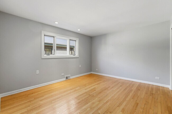 Building Photo - 556 Barton Ave