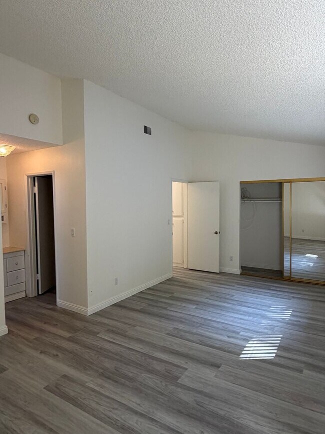 Building Photo - 3 bed, 2 bath single story home in West Hills