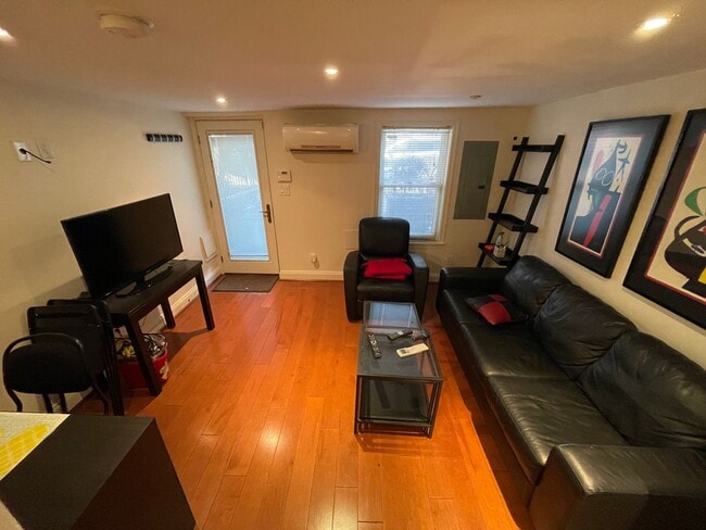 Building Photo - Fully Furnished English Basement near Capi...