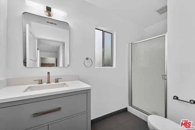 Building Photo - 2436 Walnut Ave