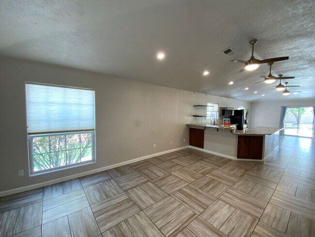 Building Photo - 3 Bedroom Single Story home Near Paseo Del...