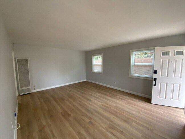Building Photo - Great Location Close to Schools