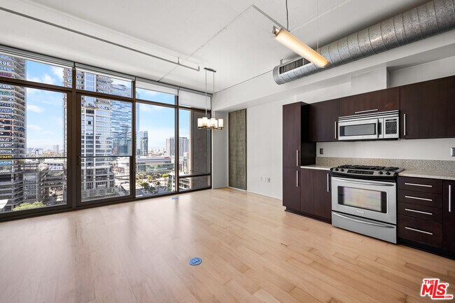 Building Photo - 1100 S Hope St