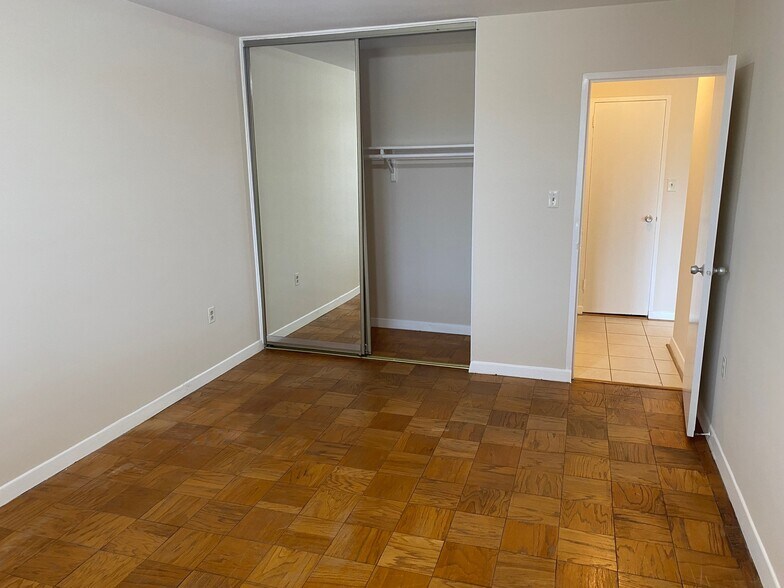 Bedroom w/ mirror closet - 3000 Spout Run Pkwy