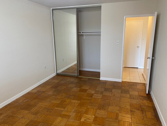 Bedroom w/ mirror closet - 3000 Spout Run Pky