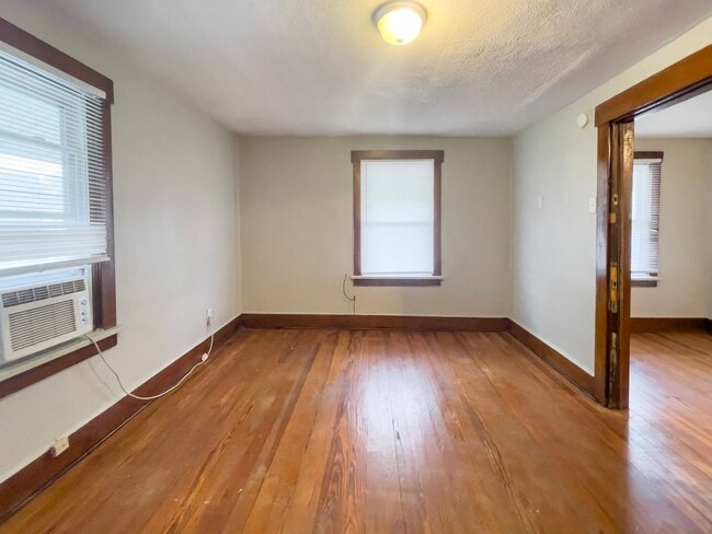 Building Photo - PRELEASING for AUGUST! Close to Campus: Washer and Dryer Included
