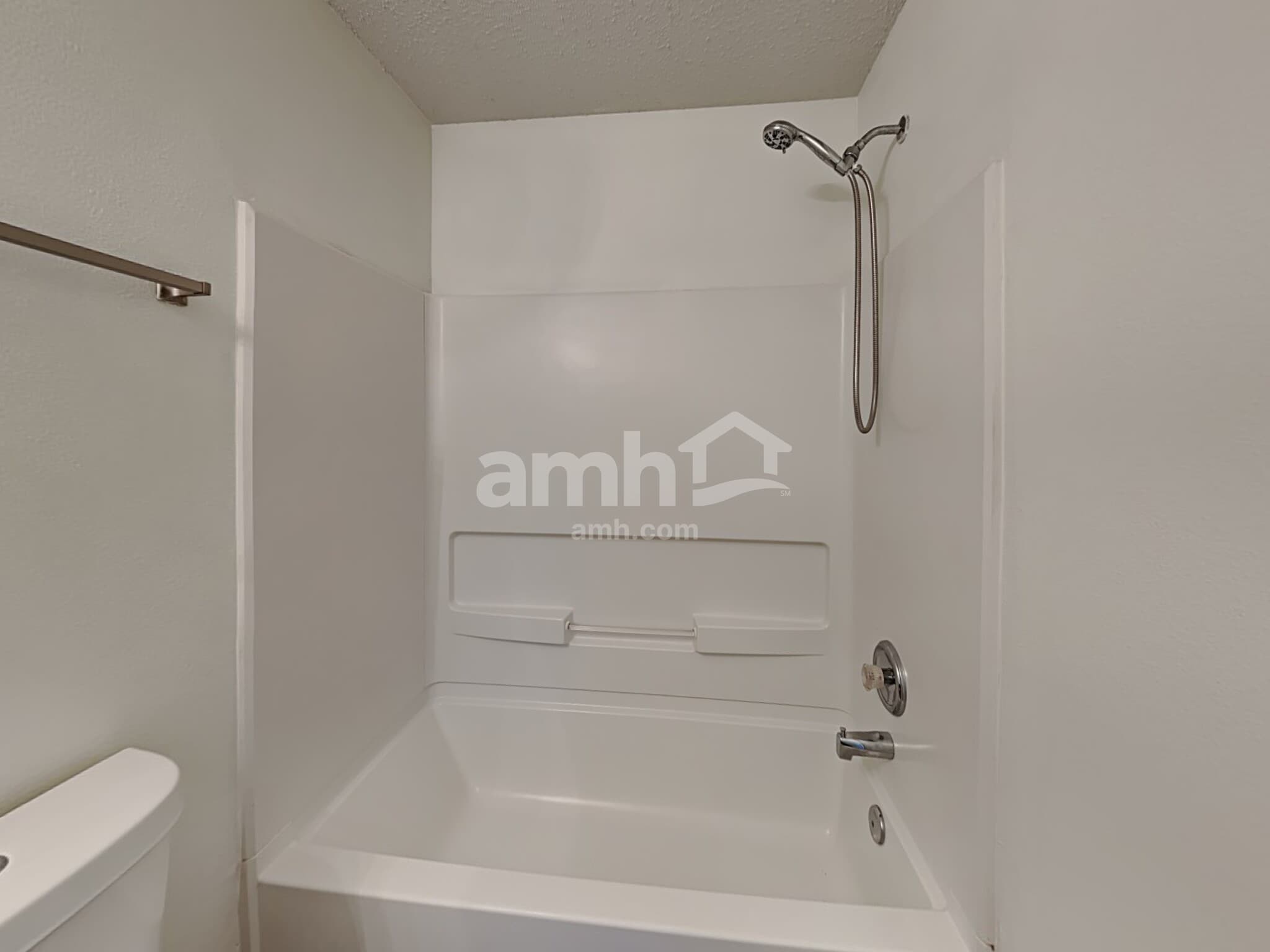 Building Photo - 527 Bourneside Dr