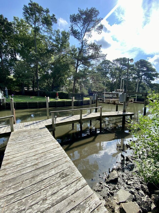 Building Photo - Beautiful Elizabeth River Home