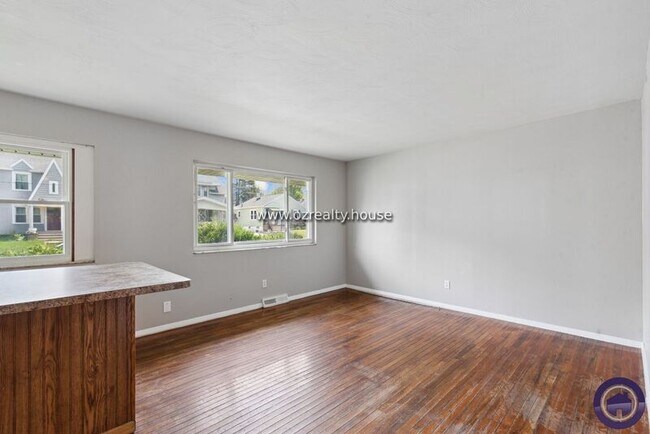 Building Photo - 4111 Parrakeet Ave