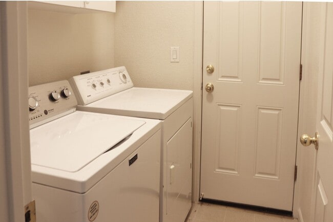 Building Photo - 3 Bedroom 2 Bathroom 1616 sq Ft in Wingfie...