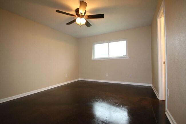 Building Photo - ~ Gorgeous 3 Bedroom 2 Bathroom Home ** La...