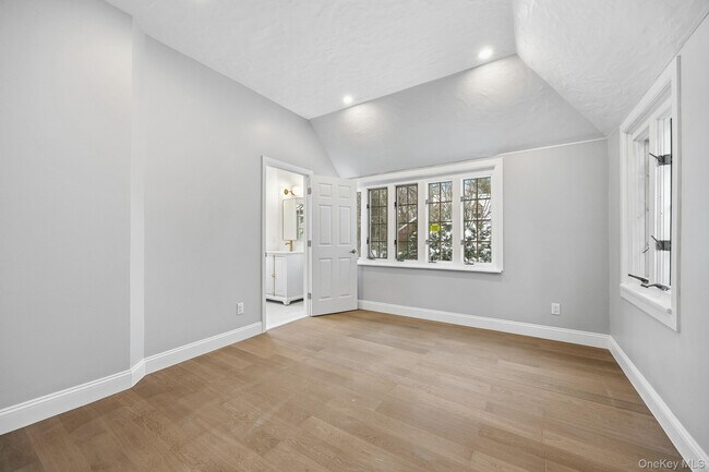 Building Photo - 2 Wynmor Rd