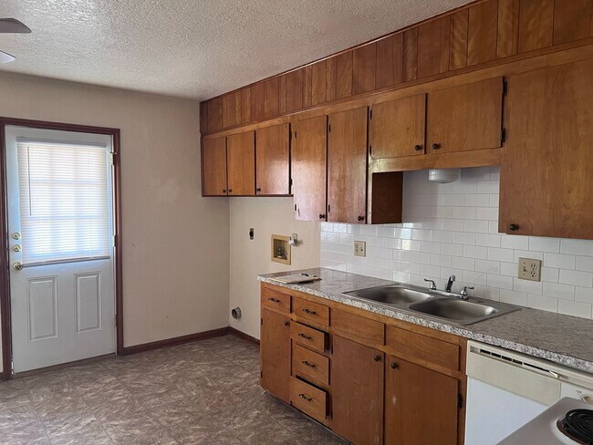 Building Photo - 2 bedroom/1 bathroom Duplex