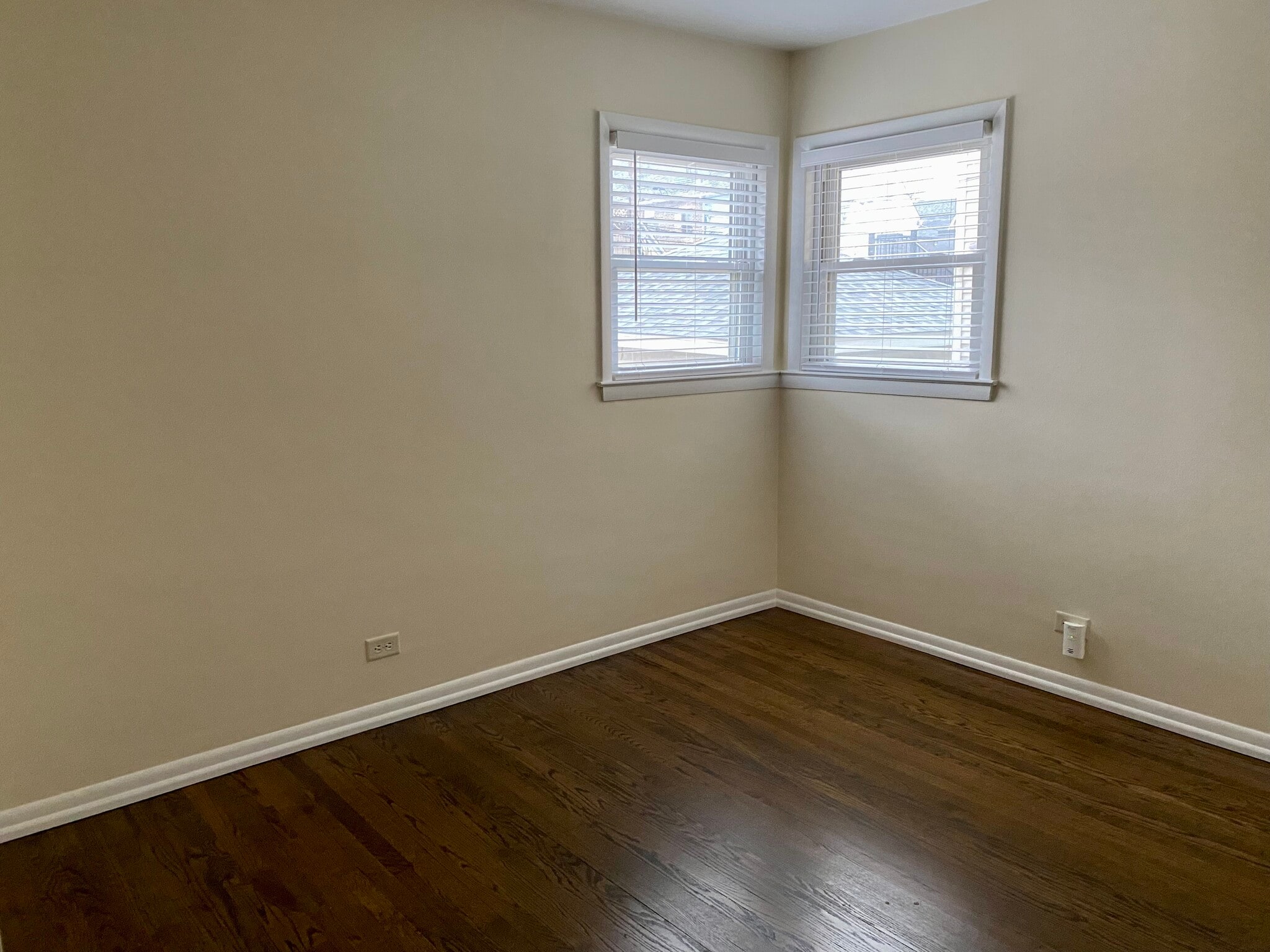 Building Photo - 2346 W Dickens Ave