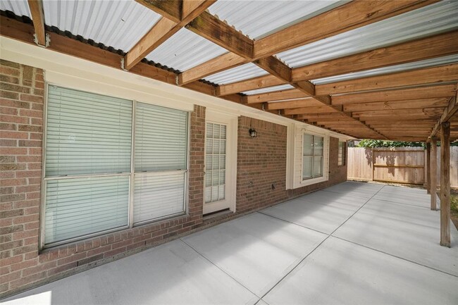 Building Photo - 9847 Willow Crossing Dr