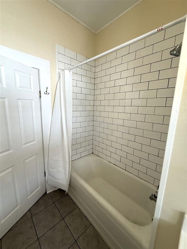 Building Photo - Beautifully Renovated 2 bedroom, 1 bath Bungalow | Historic Highland area | $900/Month Rent
