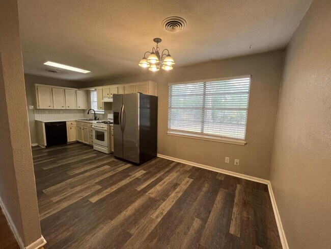 Building Photo - 806 Sandy Ct