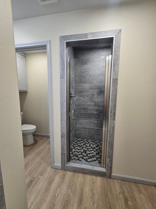 Building Photo - Spacious 3/2/2 Home with Modern Finishes a...
