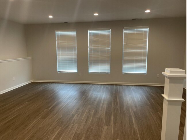 Building Photo - Beautiful House wtih lots of space!