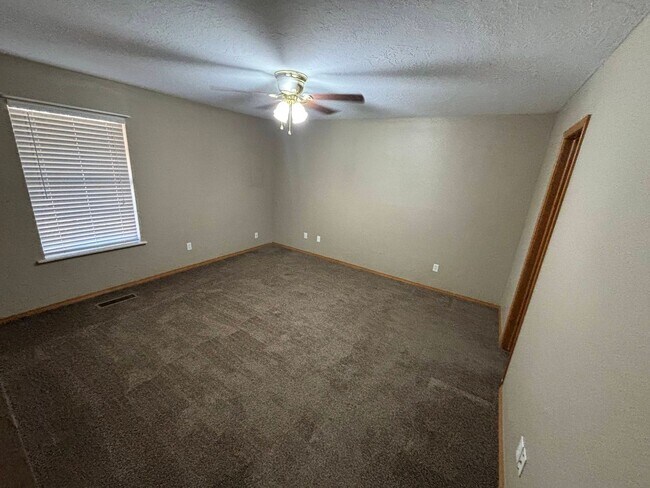 Building Photo - 522 E Rogers Dr