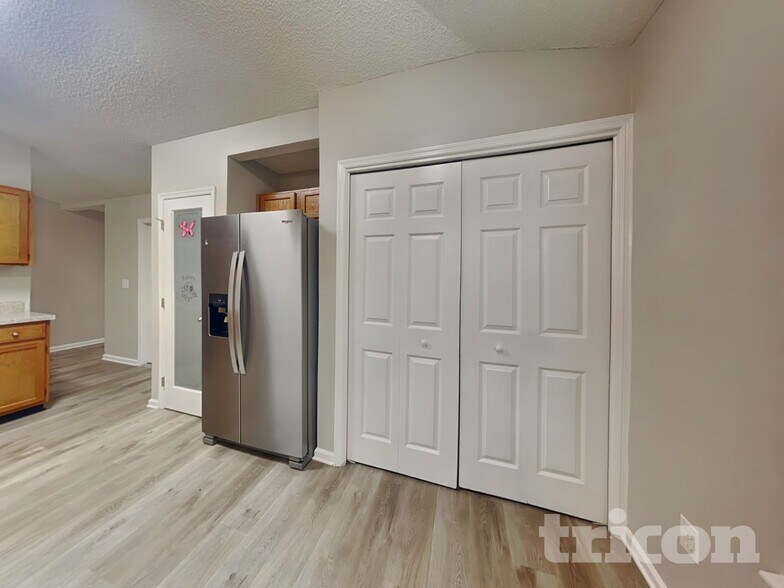 Building Photo - 8256 Creek Hollow Ct